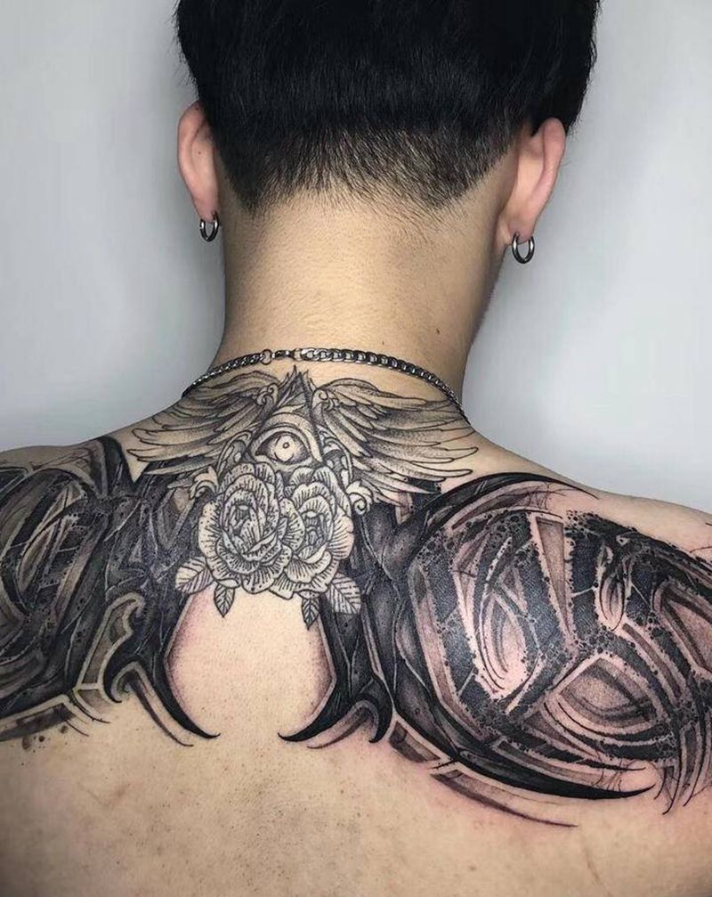 暗黑花体字纹身纹身图片_肩部背部花体字暗黑纹身图案