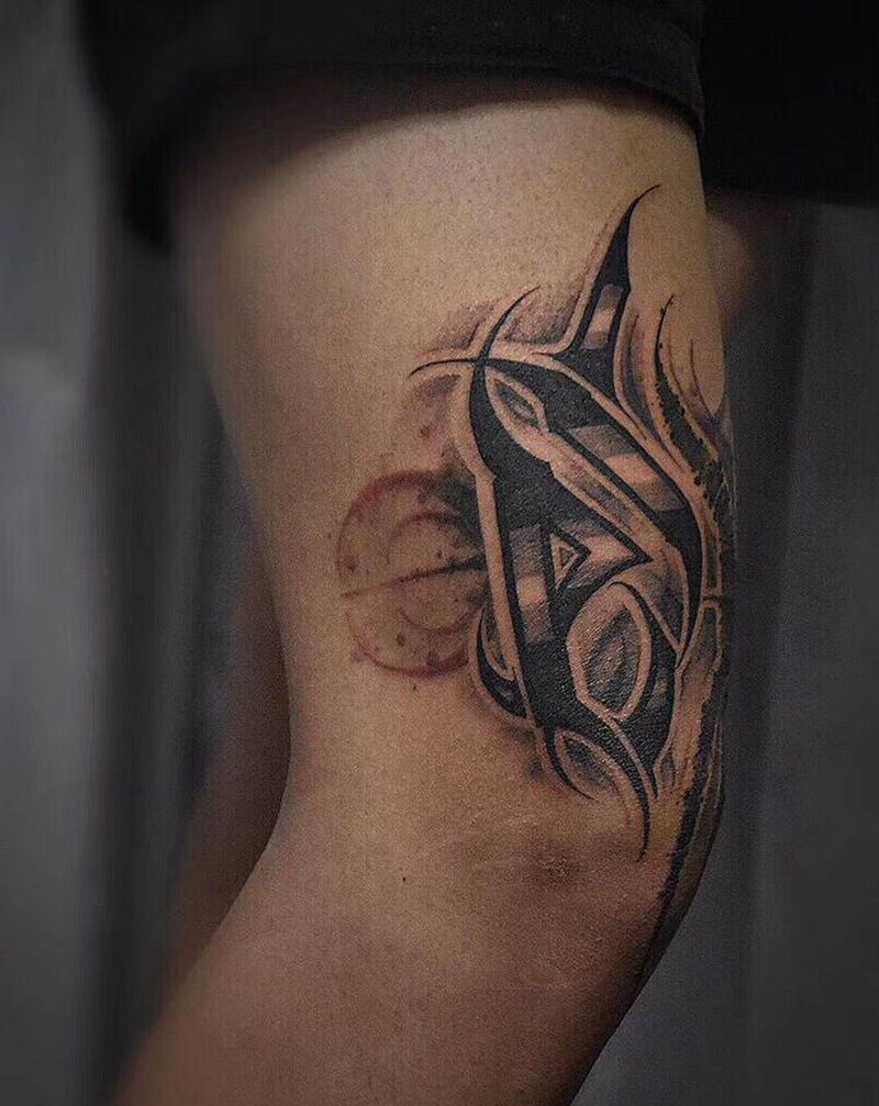 暗黑花体字纹身纹身图片_腿部花体字膝盖暗黑字体纹身图案