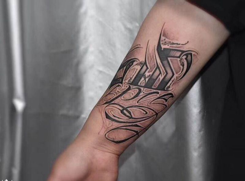 暗黑花体字纹身纹身图片_手臂花体字字体暗黑纹身图案