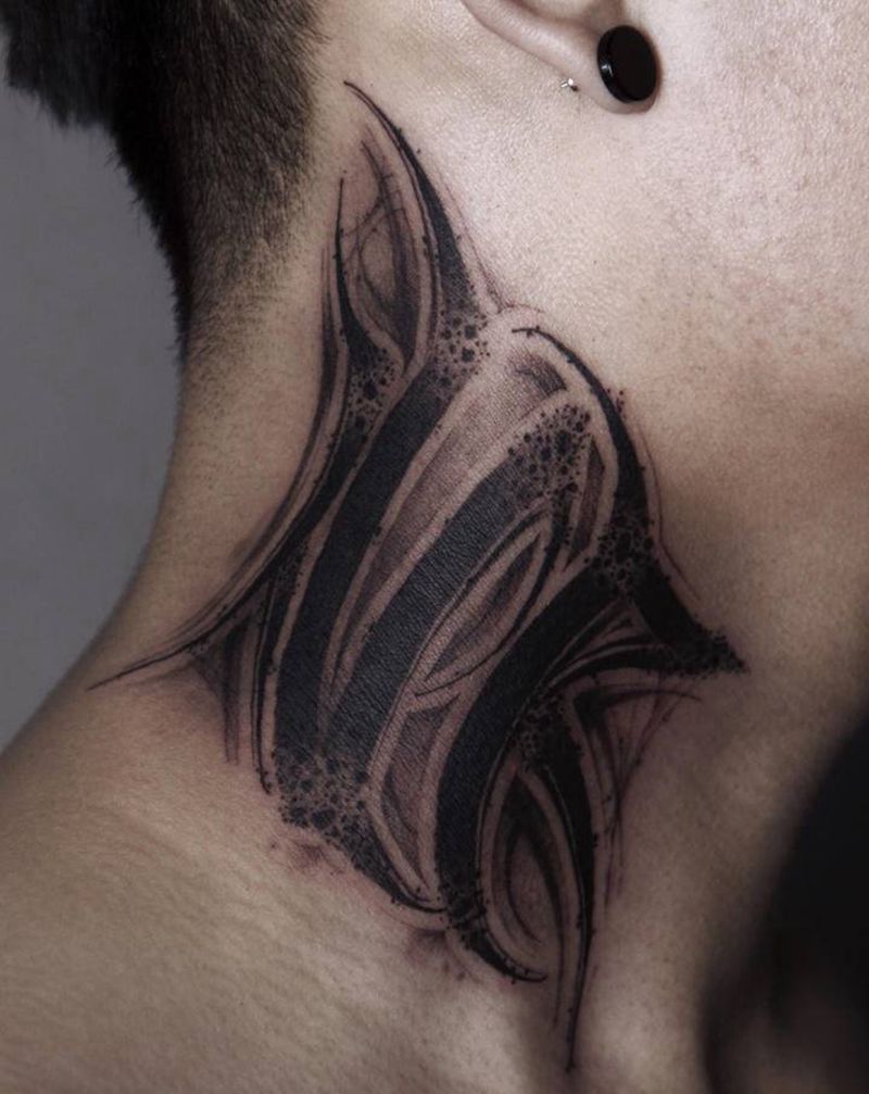 暗黑花体字纹身纹身图片_颈部花体字暗黑 字体纹身图案