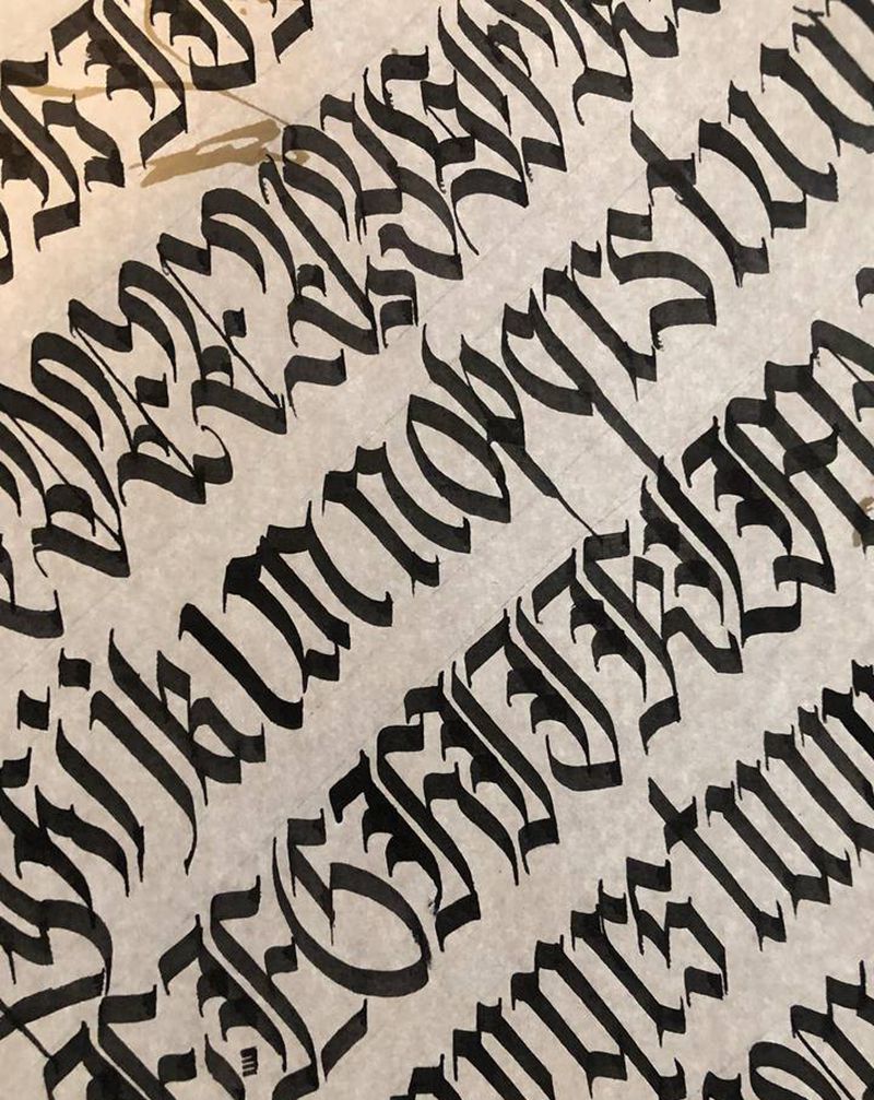 哥特艺术纹身图片_手部花体字纹身图案