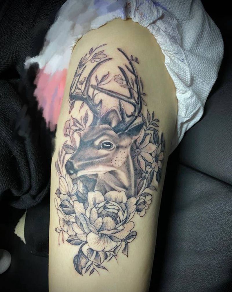 梅花鹿纹身图片_臀部腿部点刺纹身图案