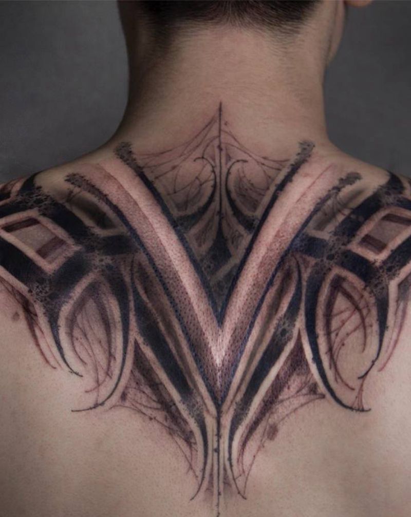 暗黑花体字纹身纹身图片_颈部背部花体字俺哥 字体纹身图案