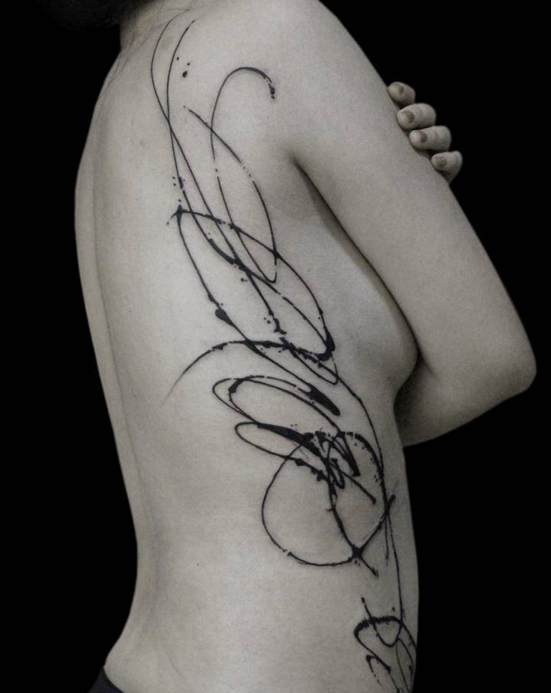 一株植物纹身图片_背部腰部水彩水墨纹身图案