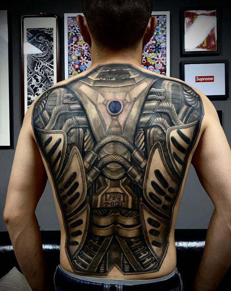 《机械战士》纹身图片_背部腹部欧美写实机械纹身图案