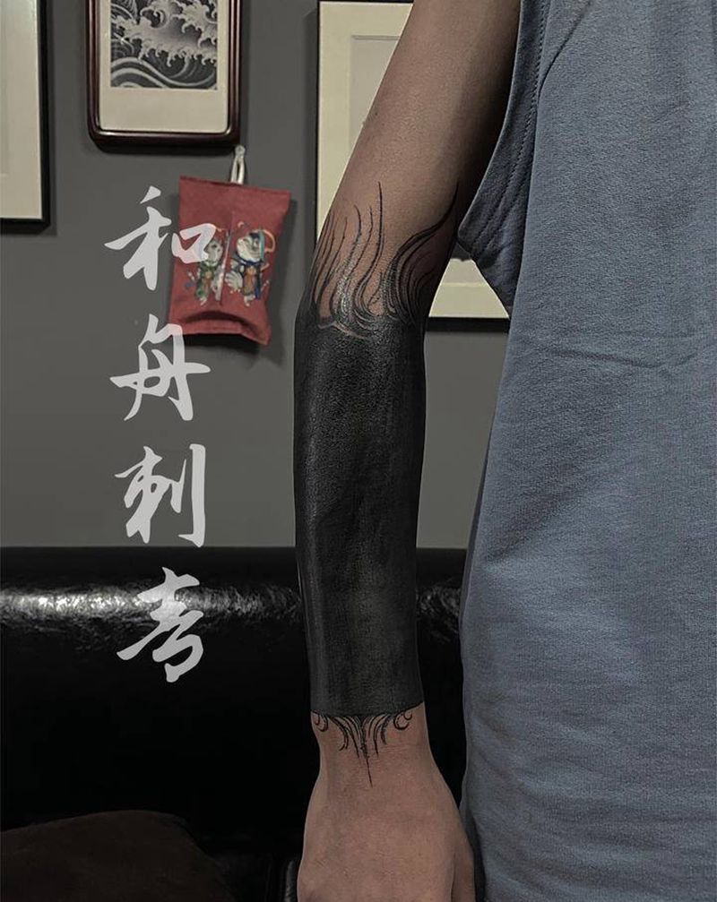 黑臂纹身图片_手部手臂Old School花体字黑臂纹身图案