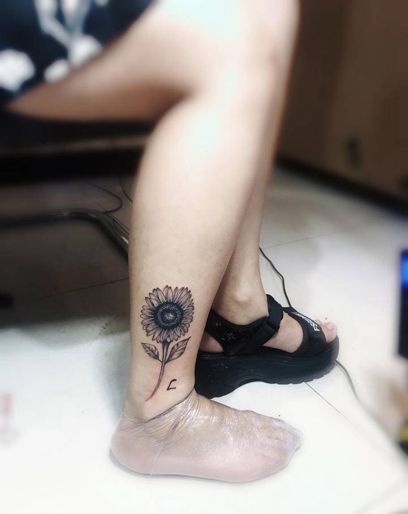 向日葵纹身图片_腿部纹身图案