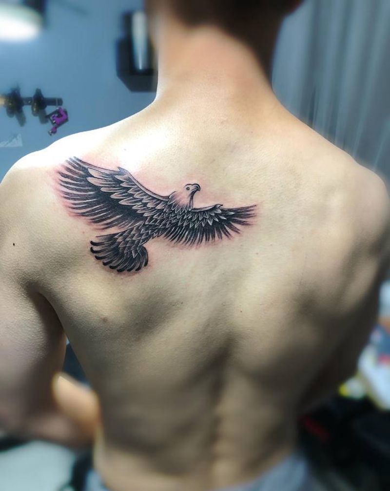 图腾鹰纹身图片_肩部纹身图案