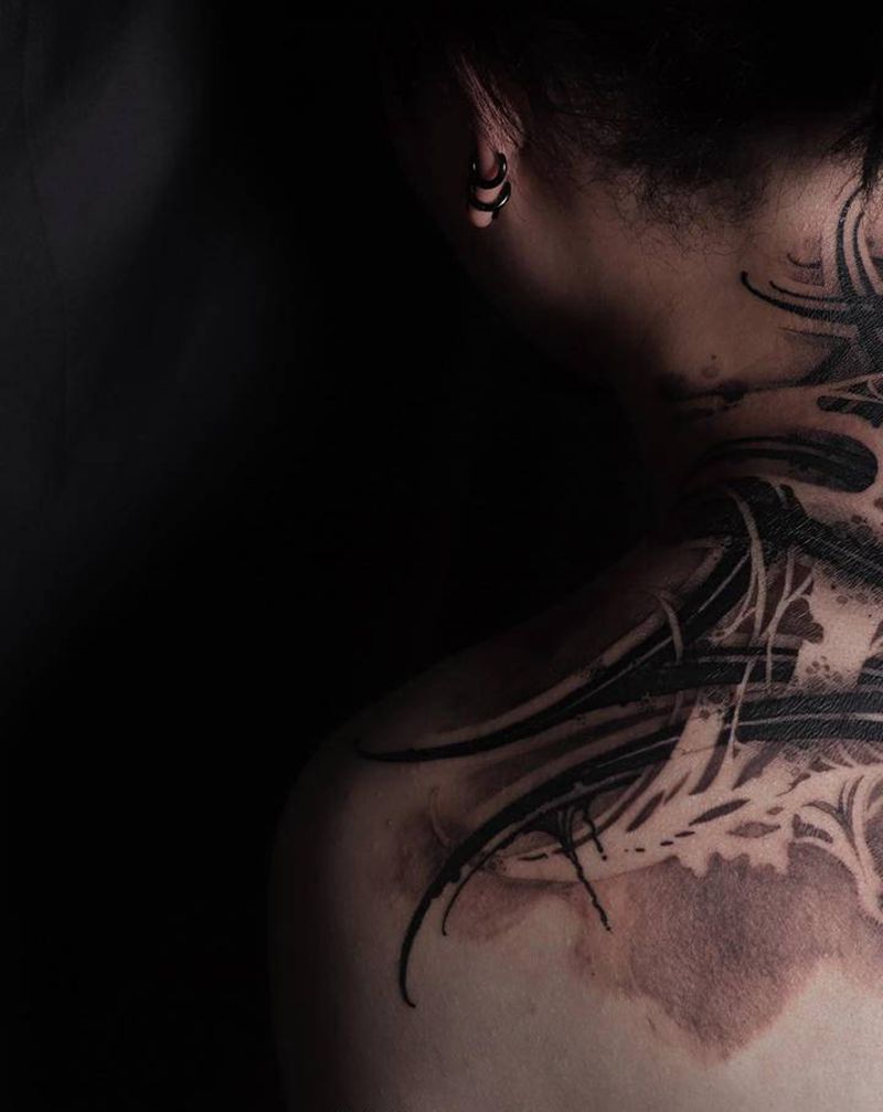 原创暗黑花体字纹身纹身图片_颈部背部花体字图腾原创花体字暗黑花体字纹身图案