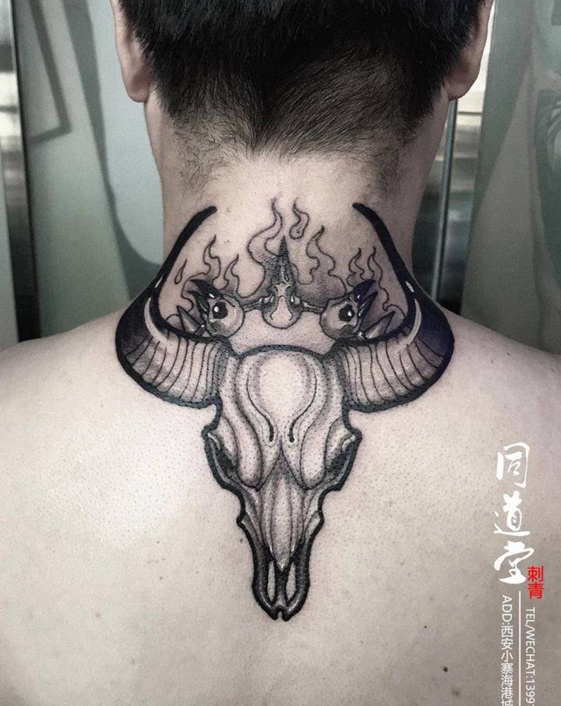 牛头骨纹身图片_颈部Old School牛头骨纹身图案