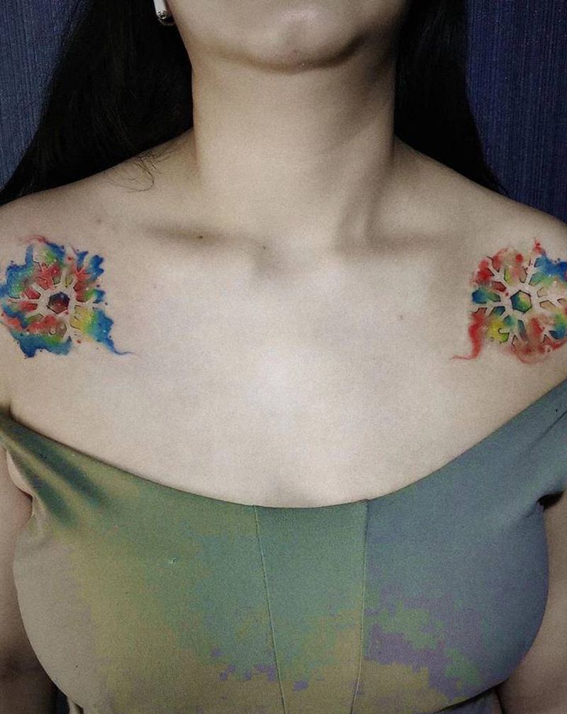 水彩雪花❄️纹身图片_肩部水彩几何雪花纹身图案