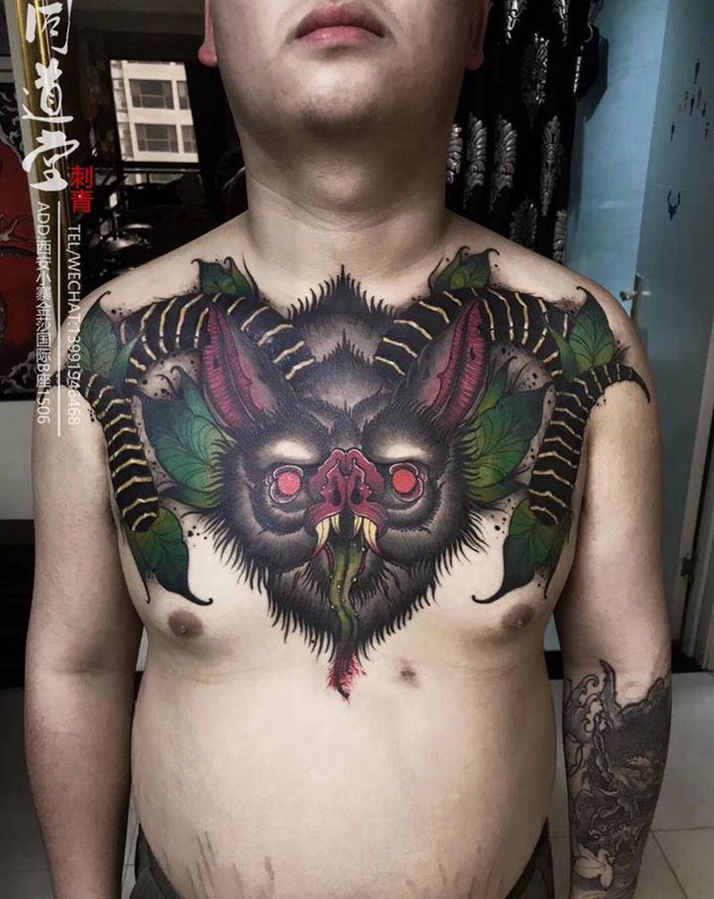 巨角蝠纹身图片_胸部New School新传统蝙蝠纹身图案