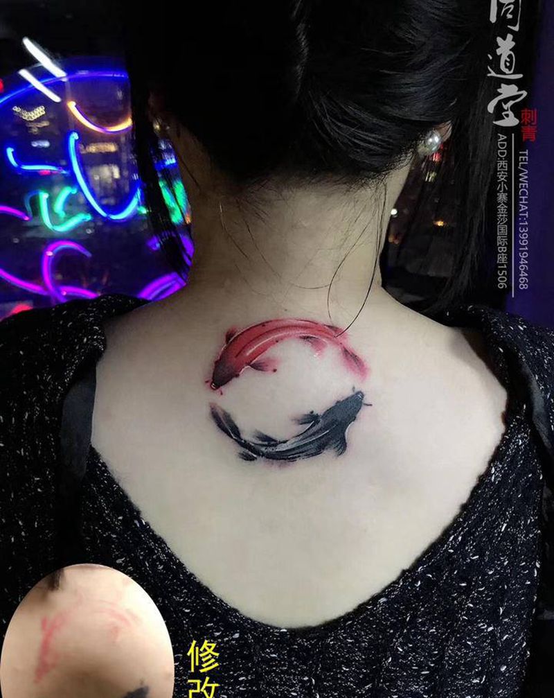 小修改纹身图片_颈部水墨鱼纹身图案