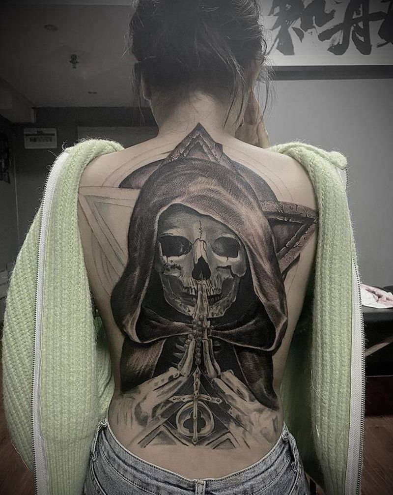 《祈祷》纹身图片_背部欧美写实骷髅纹身图案