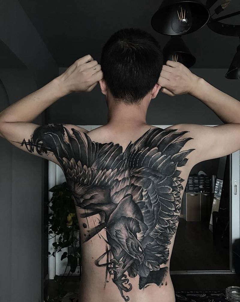 暴力遮盖鹰纹身图片_背部欧美写实鹰动物纹身图案