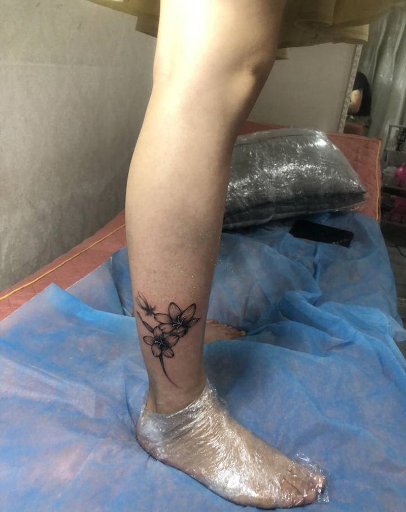 小花纹身图片_腿部纹身图案
