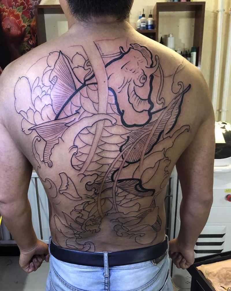 满背鲤鱼线纹身图片_背部新传统纹身图案