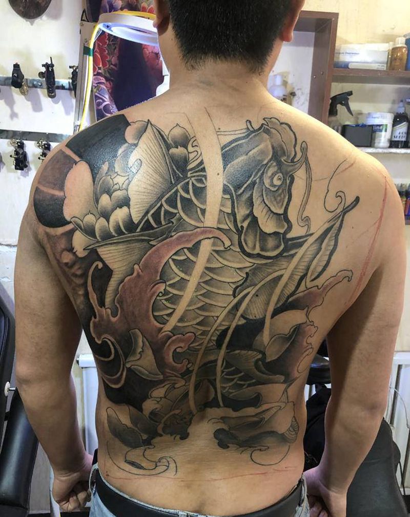 满背鲤鱼，未完成纹身图片_背部新传统纹身图案