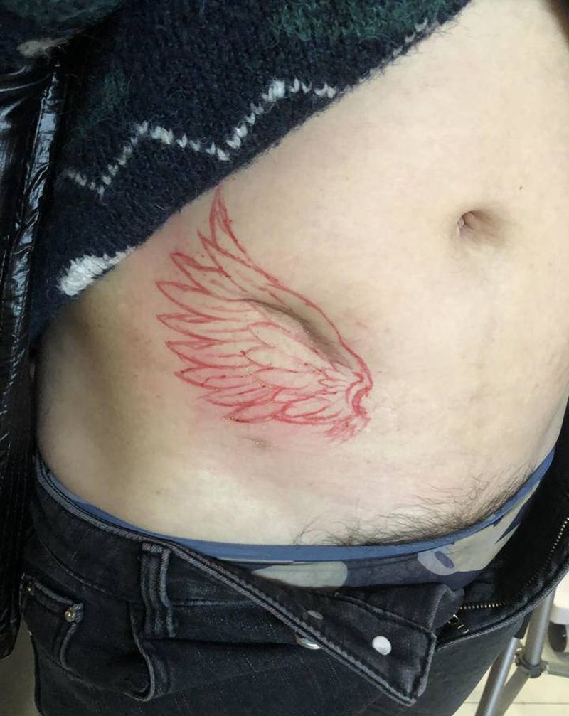 手绘翅膀遮盖纹身图片_腹部纹身图案