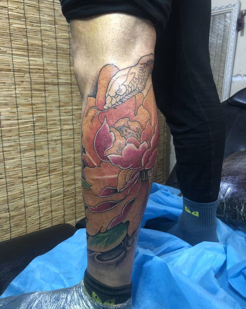牡丹纹身图片_腿部新传统纹身图案
