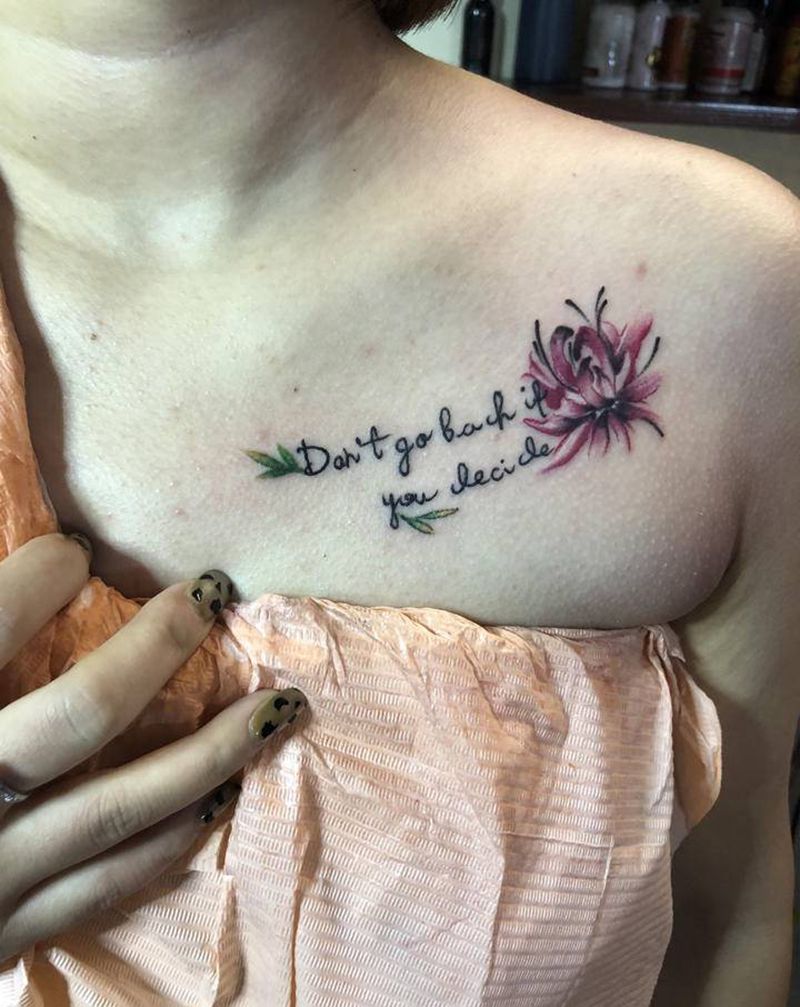 锁骨彼岸花纹身图片_胸部纹身图案