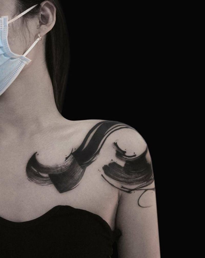 世界本质纹身图片_肩部颈部水彩水墨纹身图案