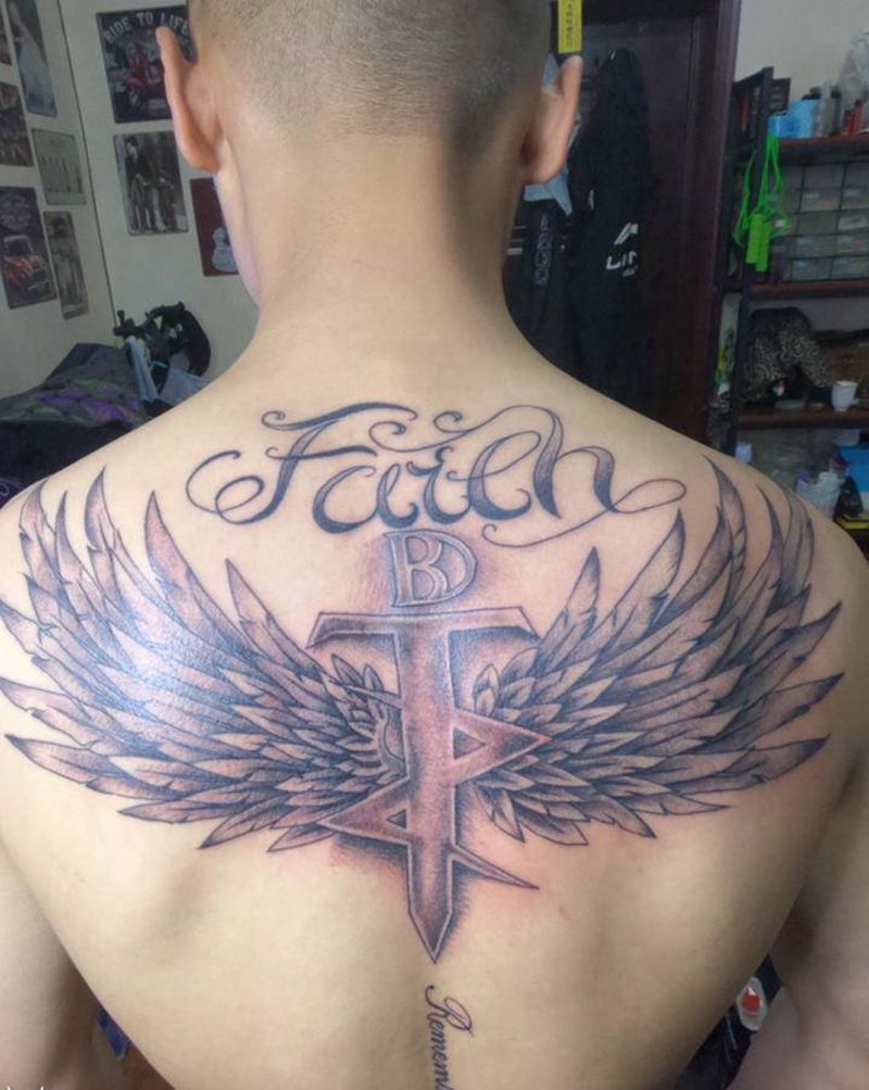 翅膀纹身图片_背部纹身图案