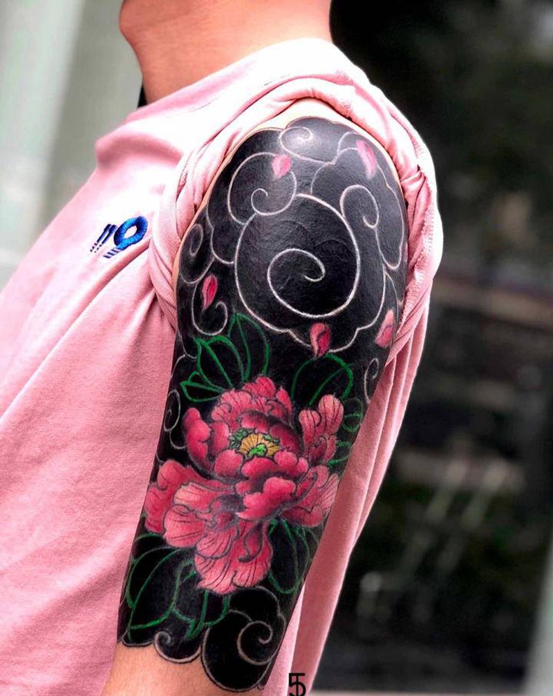 传统遮盖纹身图片_手臂新传统彩色牡丹祥云纹身图案