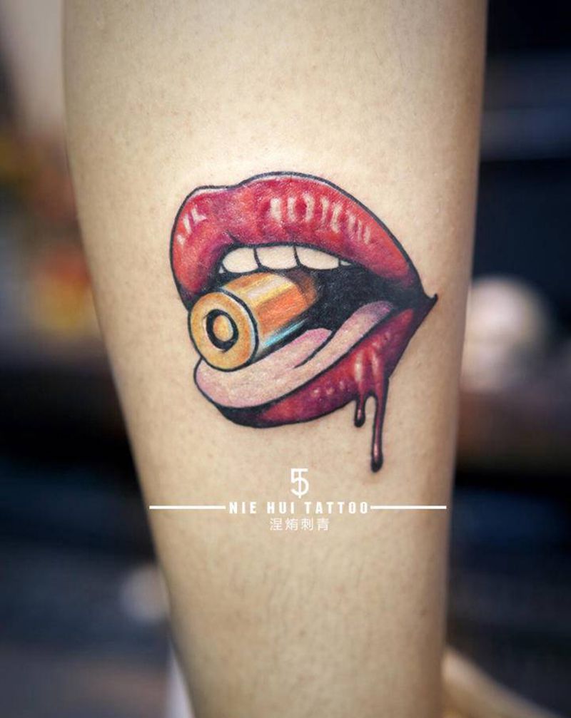 子弹穿喉纹身图片_腿部New School嘴唇子弹彩色纹身图案