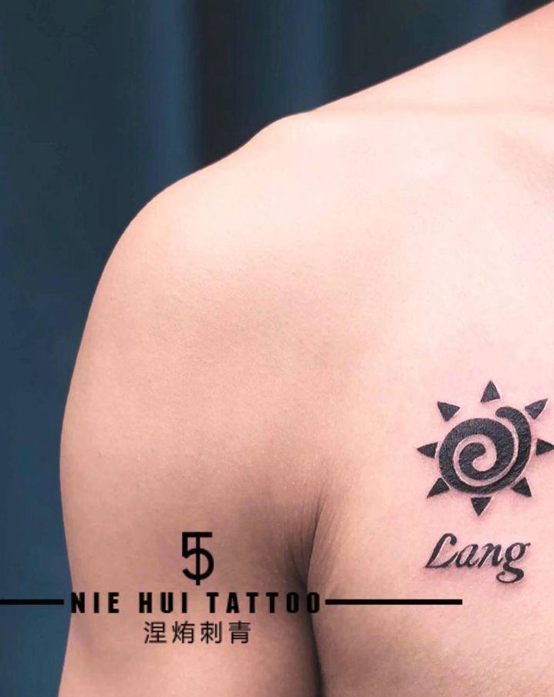 小太阳纹身图片_胸部几何点刺太阳纹身图案