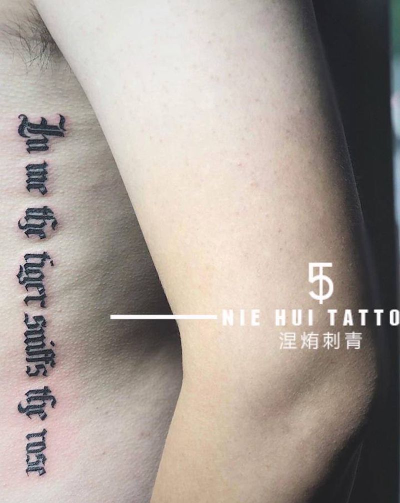 侧腰英文纹身图片_腰部几何点刺英文纹身图案