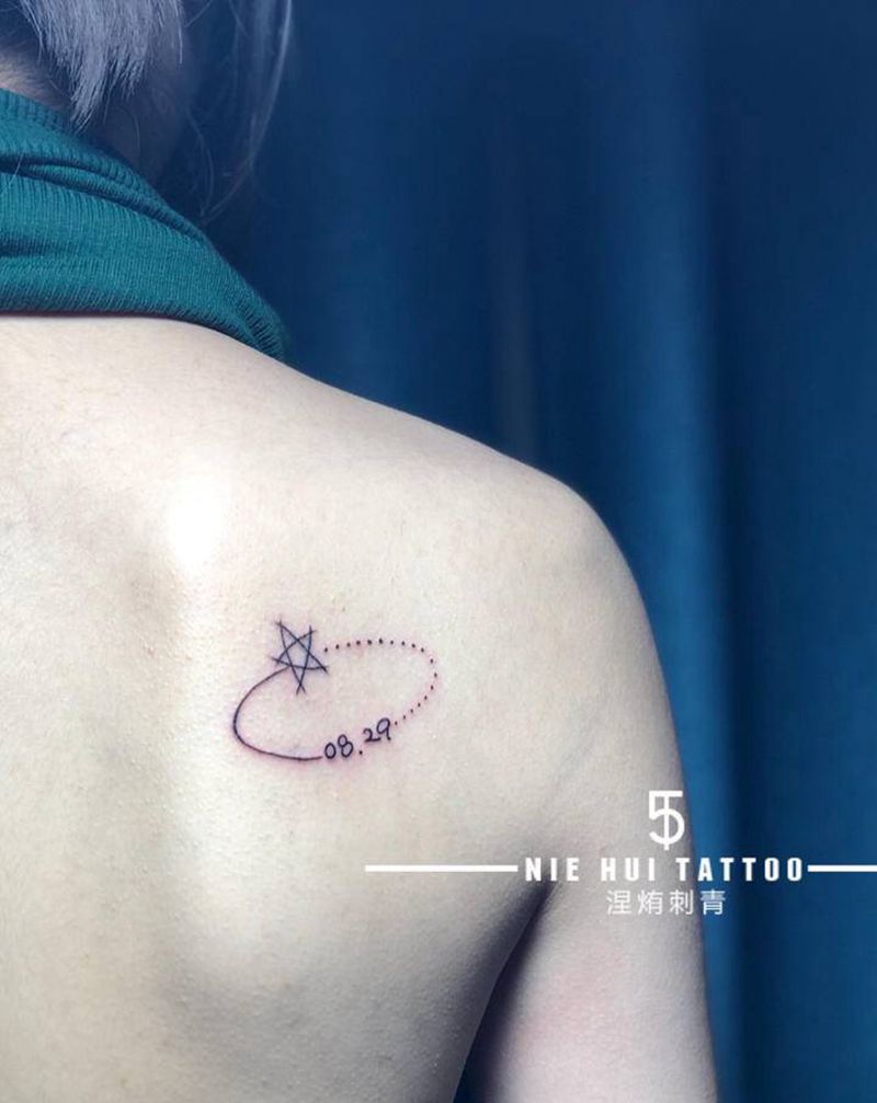 环绕星纹身图片_背部几何水彩彩色纹身图案