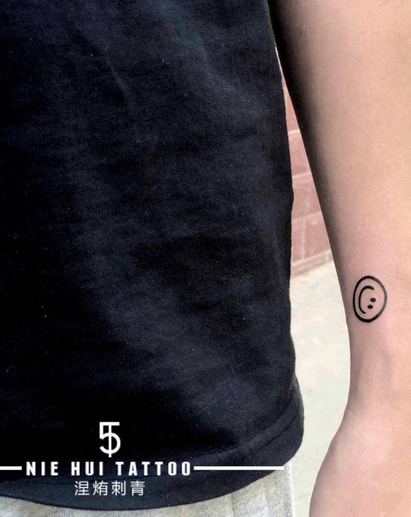 不规则手腕笑脸纹身图片_手臂几何笑脸纹身图案