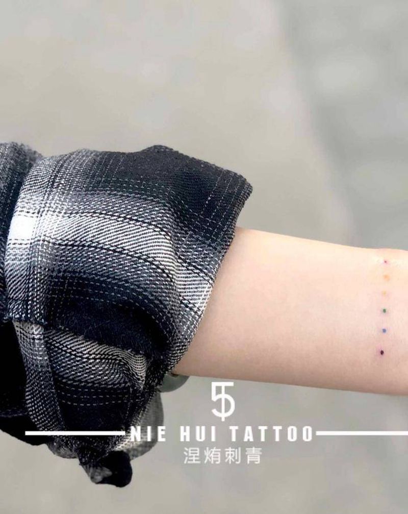 彩虹点纹身图片_手臂水彩纹身图案