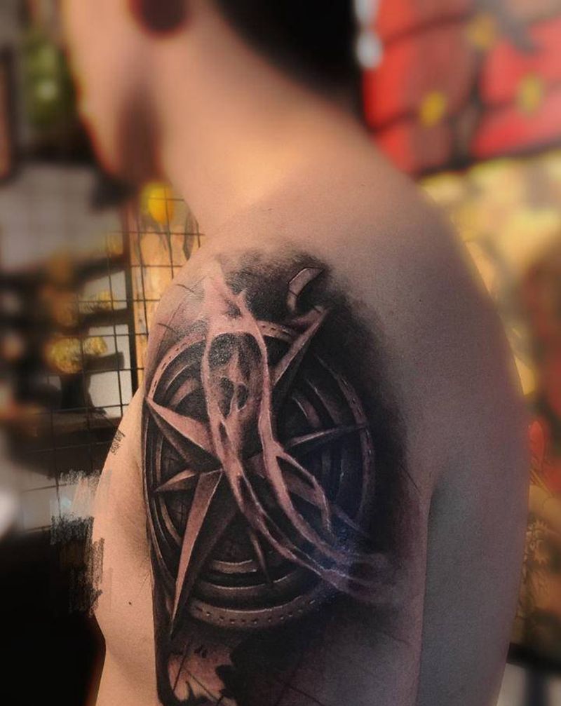 指南针＃纹身图片_肩部欧美写实纹身图案