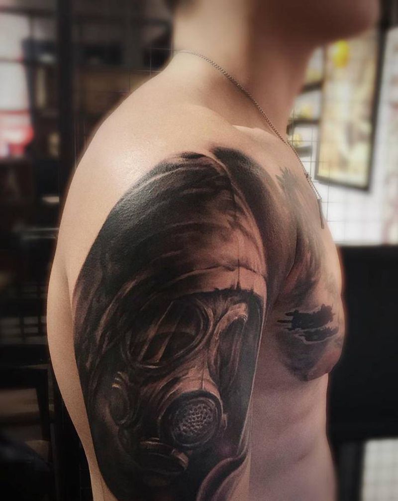 防毒面具//未完纹身图片_肩部欧美写实纹身图案