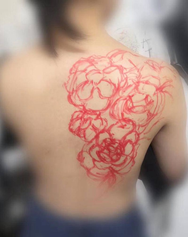 素花纹身图片_肩部背部素花花纹身图案