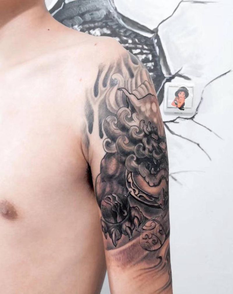 大臂唐狮纹身图片_手臂新传统唐狮纹身图案