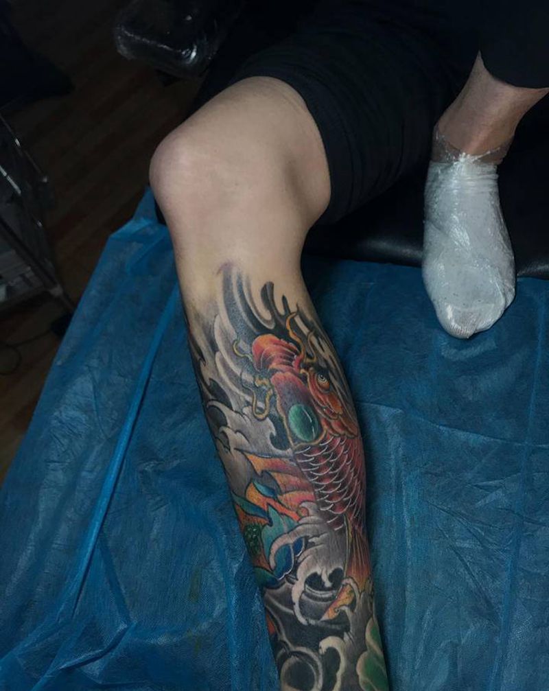 锦鲤纹身图片_腿部新传统鱼纹身图案