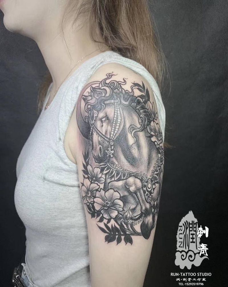 旧图遮盖纹身图片_手臂手部新传统遮盖马纹身图案