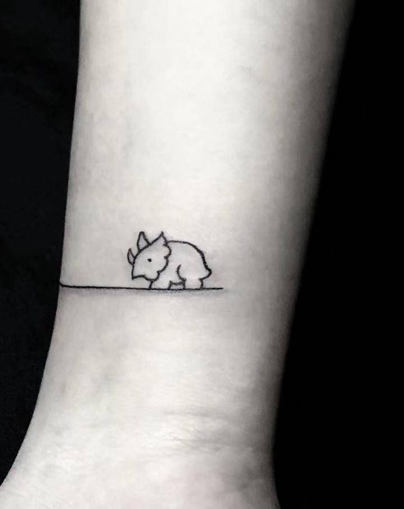 三角龙纹身图片_手部几何可爱三角龙纹身图案