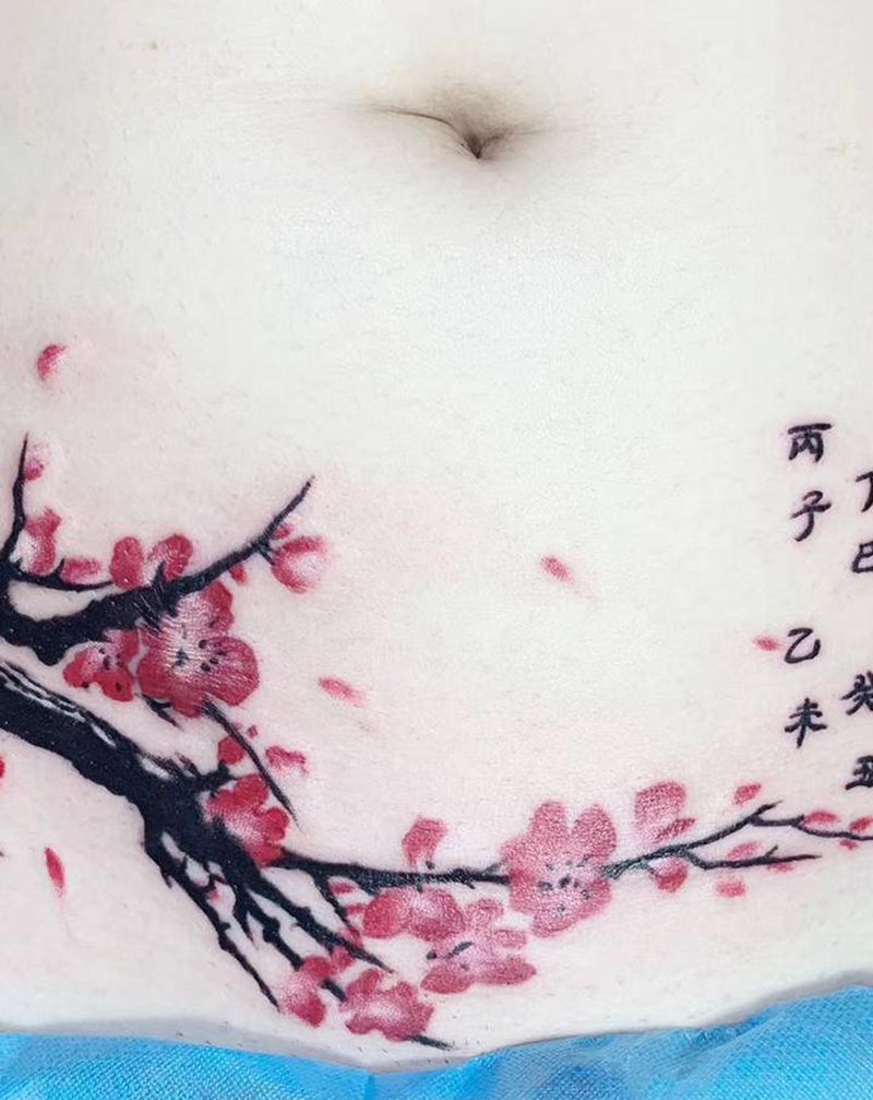 伤痕遮盖纹身图片_腹部水彩梅花伤疤遮盖纹身图案