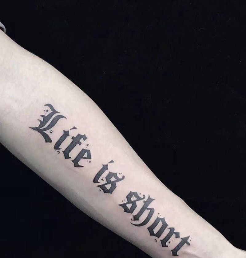 字母纹身图片_手臂手部花体字字母设计纹身图案