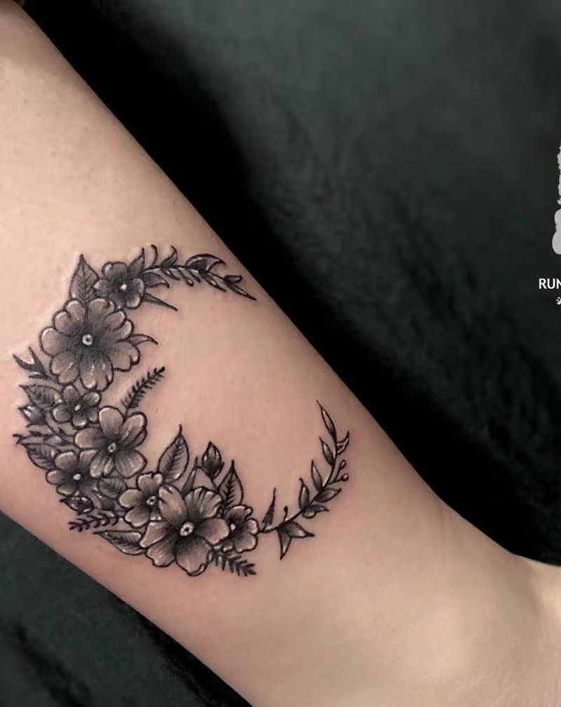 月型花环纹身图片_脚部腿部花体字几何月型花环纹身图案