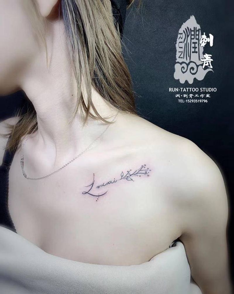 锁骨字母纹身图片_肩部颈部几何字母锁骨纹身图案