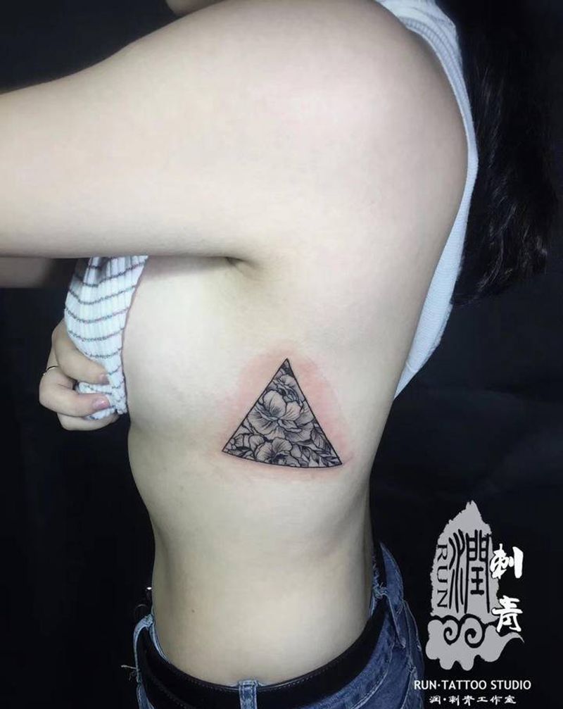 花纹身图片_腰部胸部点刺几何腰部花三角纹身图案