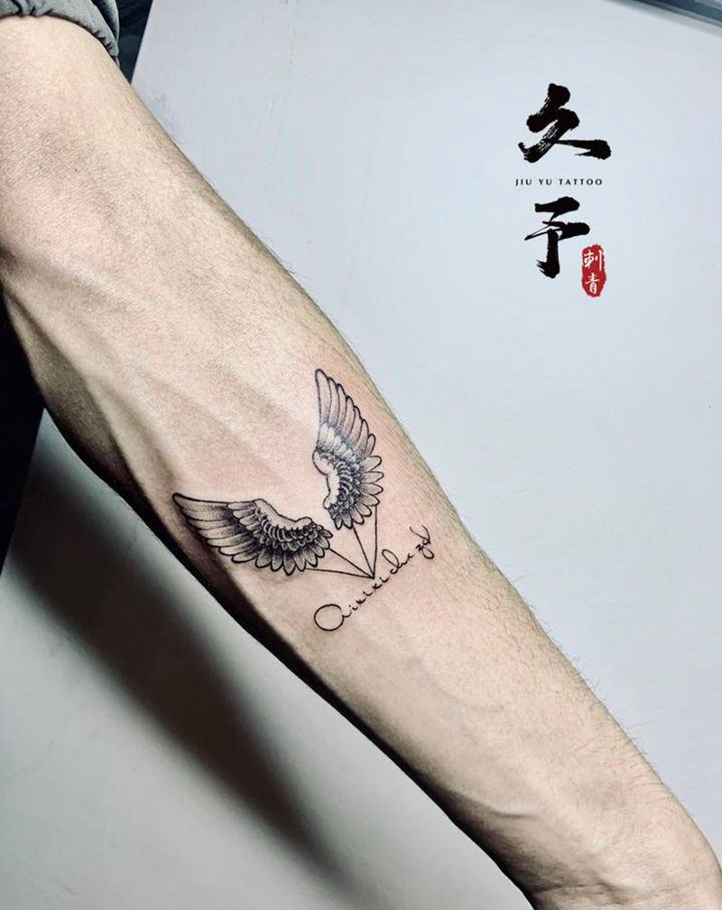 翅膀纹身纹身图片_手臂几何翅膀字母纹身图案