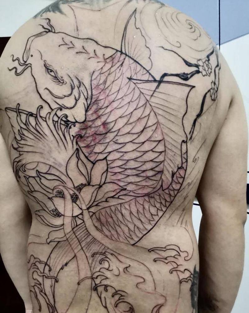 鱼线条纹身图片_背部鱼纹身图案