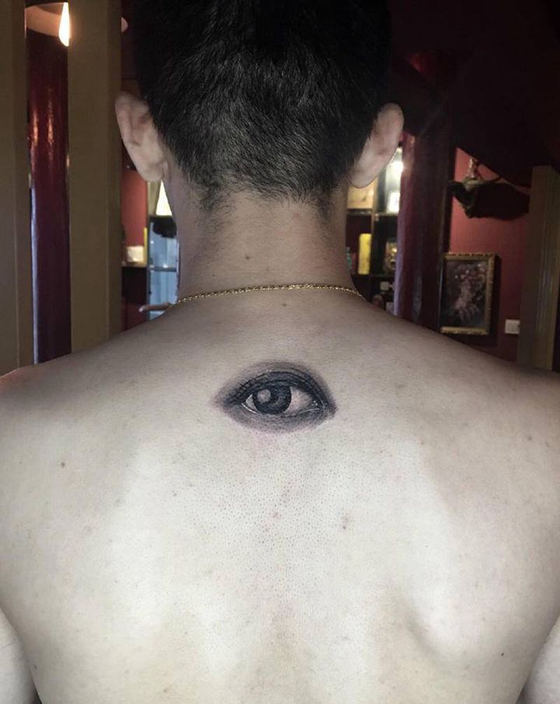 前期小图一枚，靳凯作品纹身图片_背部欧美写实眼睛纹身图案