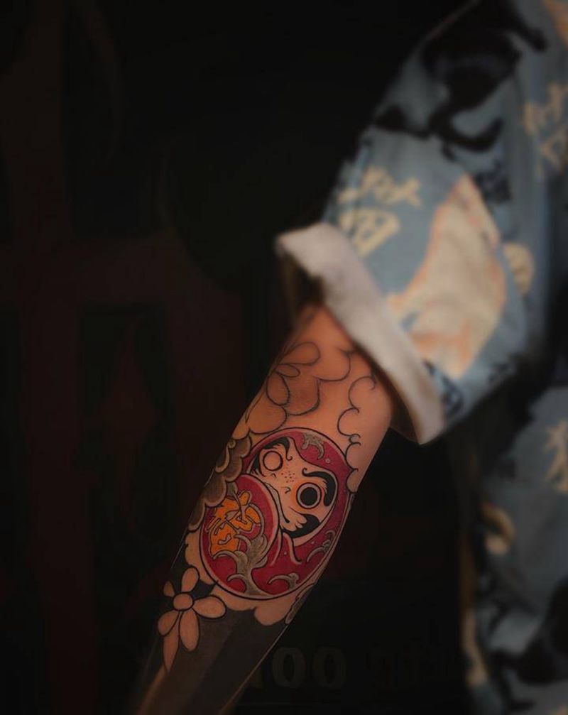 达摩蛋纹身图片_手臂老传统纹身图案